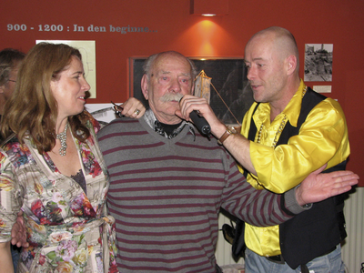 862403 Afbeelding van oud-Wijk C-bewoner Jaap van der Zouw, die zijn favoriete lied 'Droomland' zingt, tijdens het ...